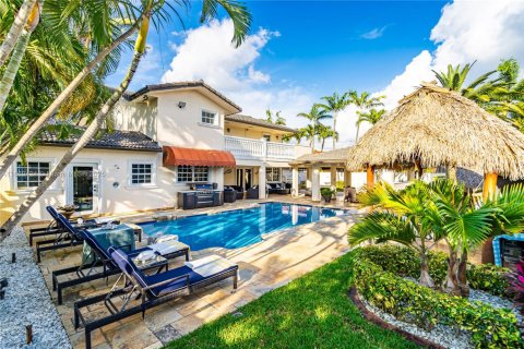 House in Hialeah Gardens, Florida 4 bedrooms, 361.58 sq.m. № 1930438 - photo 12
