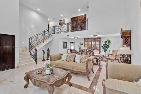 House in Hialeah Gardens, Florida 4 bedrooms, 361.58 sq.m. № 1930438 - photo 24