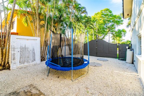 House in Hialeah Gardens, Florida 4 bedrooms, 361.58 sq.m. № 1930438 - photo 19