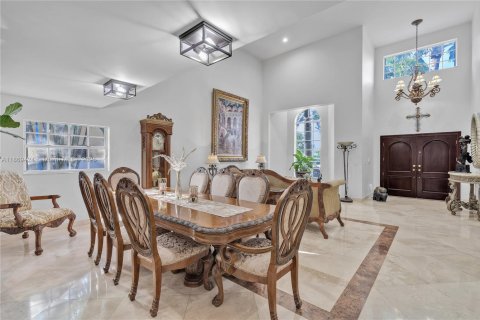 House in Hialeah Gardens, Florida 4 bedrooms, 361.58 sq.m. № 1930438 - photo 27