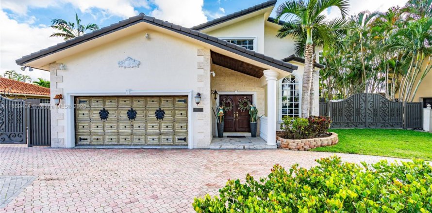 House in Hialeah Gardens, Florida 4 bedrooms, 361.58 sq.m. № 1930438
