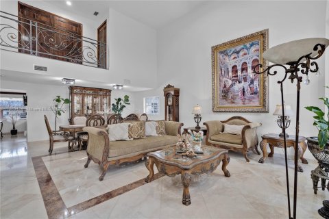House in Hialeah Gardens, Florida 4 bedrooms, 361.58 sq.m. № 1930438 - photo 23