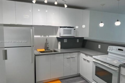 Снять в аренду кондоминиум в Майами, Флорида 2 спальни, 88.81м2, № 1992372 - фото 2