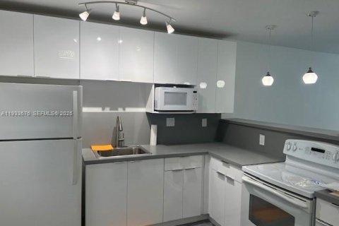 Снять в аренду кондоминиум в Майами, Флорида 2 спальни, 88.81м2, № 1992372 - фото 1