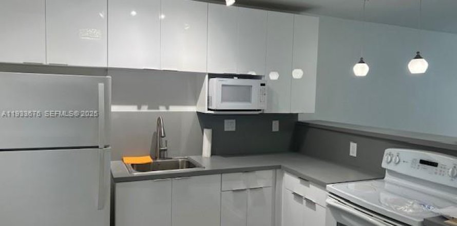 Кондоминиум с 2 спальнями в Майами, Флорида № 1992372