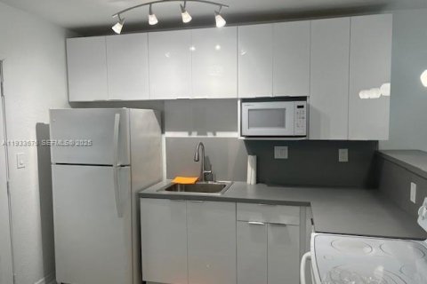 Снять в аренду кондоминиум в Майами, Флорида 2 спальни, 88.81м2, № 1992372 - фото 3