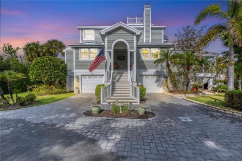 House in Boca Grande, Florida 3 bedrooms, 331.48 sq.m. № 1552926 - photo 1
