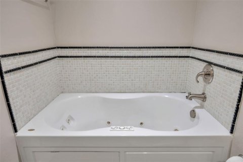 House in Seffner, Florida 3 bedrooms, 139.17 sq.m. № 1903806 - photo 29