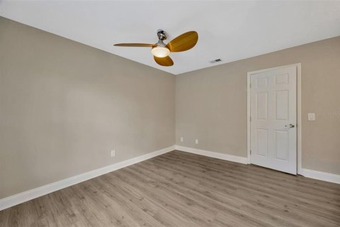 House in Seffner, Florida 3 bedrooms, 139.17 sq.m. № 1903806 - photo 19