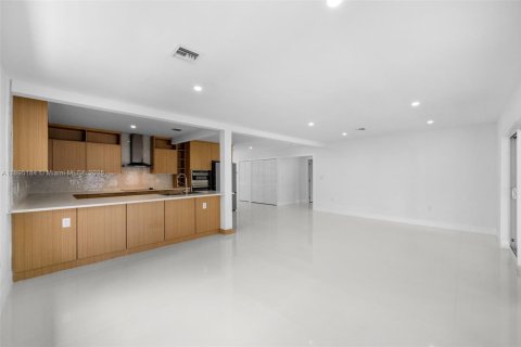 Villa ou maison à vendre à Miami, Floride: 4 chambres, 185.06 m2 № 1947553 - photo 22