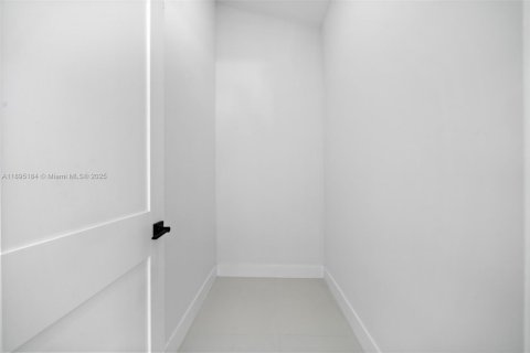 Villa ou maison à vendre à Miami, Floride: 4 chambres, 185.06 m2 № 1947553 - photo 28