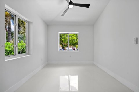Villa ou maison à vendre à Miami, Floride: 4 chambres, 185.06 m2 № 1947553 - photo 10