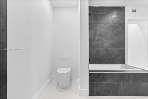 Villa ou maison à vendre à Miami, Floride: 4 chambres, 185.06 m2 № 1947553 - photo 29