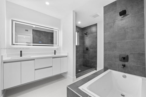 Villa ou maison à vendre à Miami, Floride: 4 chambres, 185.06 m2 № 1947553 - photo 30