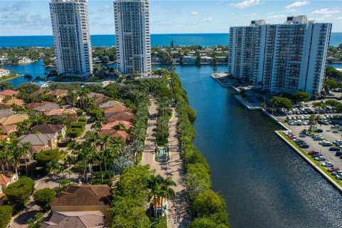 House in Aventura, Florida 3 bedrooms, 254.55 sq.m. № 1951402 - photo 8