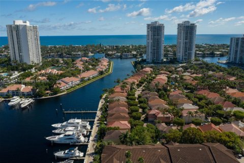 House in Aventura, Florida 3 bedrooms, 254.55 sq.m. № 1951402 - photo 15