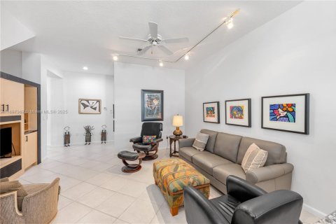 House in Aventura, Florida 3 bedrooms, 254.55 sq.m. № 1951402 - photo 29