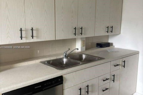 Купить кондоминиум в Бока-Ратон, Флорида 2 спальни, 79.99м2, № 2048134 - фото 2