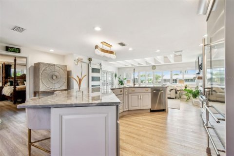 House in Saint Petersburg, Florida 3 bedrooms, 163.32 sq.m. № 1795874 - photo 8