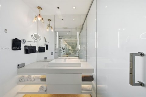Condo in Miami Beach, Florida, 1 bedroom  № 2052826 - photo 11