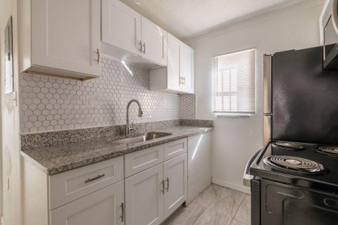 Villa ou maison à louer à St. Lucie, Floride: 2 chambres, 53.51 m2 № 2400839 - photo 2