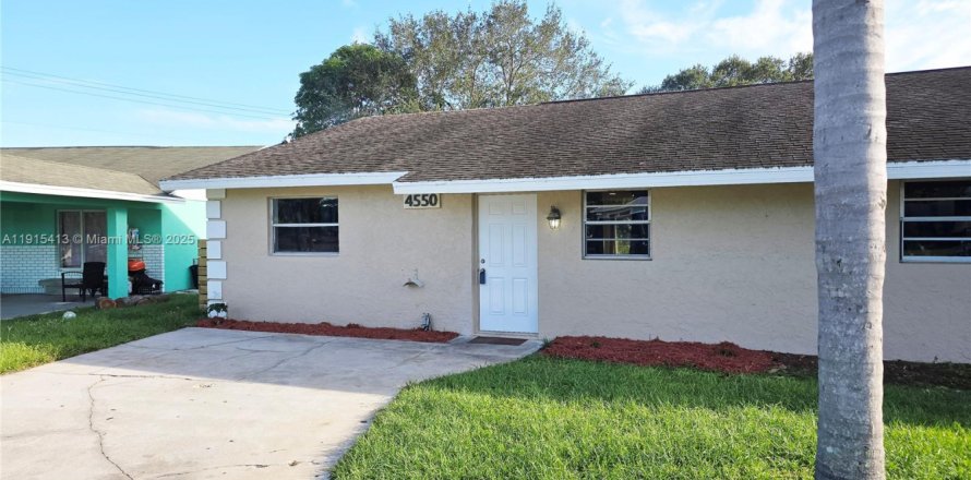 House in Stuart, Florida 3 bedrooms, 99.68 sq.m. № 1971307