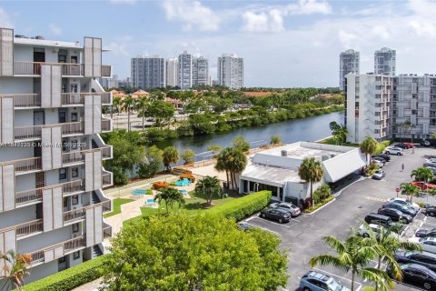 Condominio en venta en Aventura, Florida, 1 dormitorio, 68.84 m2 № 1979239 - foto 2