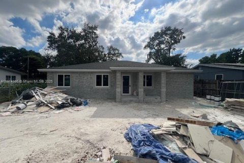 House in Miami Gardens, Florida 4 bedrooms № 1971506 - photo 1