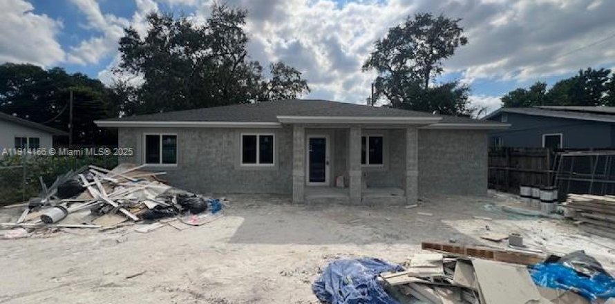 House in Miami Gardens, Florida 4 bedrooms № 1971506