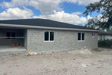 House in Miami Gardens, Florida 4 bedrooms № 1971506 - photo 9