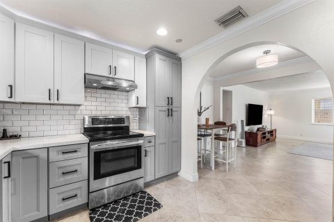 House in Delray Beach, Florida 4 bedrooms, 141.03 sq.m. № 2394799 - photo 11