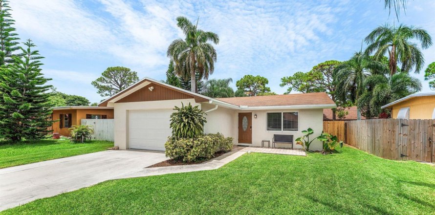 House in Delray Beach, Florida 4 bedrooms, 141.03 sq.m. № 2394799