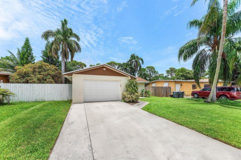 House in Delray Beach, Florida 4 bedrooms, 141.03 sq.m. № 2394799 - photo 3