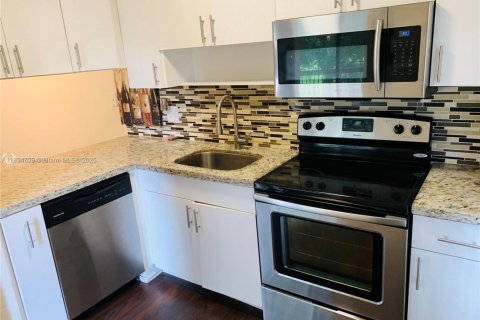 Condo in Sunrise, Florida, 1 bedroom  № 1872716 - photo 1