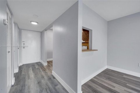 Condo in North Miami Beach, Florida, 1 bedroom  № 1952592 - photo 22