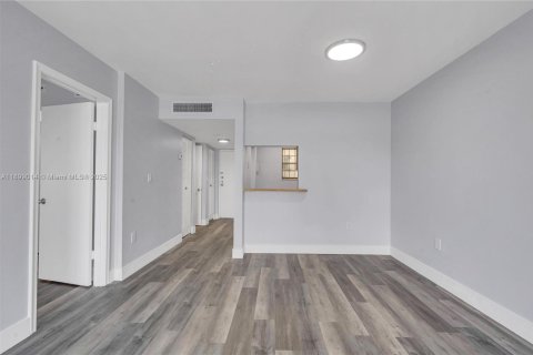 Condo in North Miami Beach, Florida, 1 bedroom  № 1952592 - photo 8