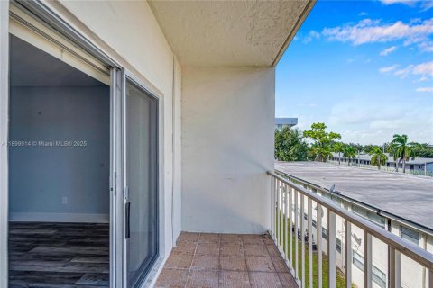 Condo in North Miami Beach, Florida, 1 bedroom  № 1952592 - photo 3