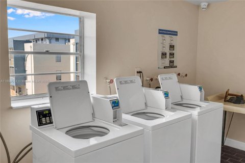 Condo in North Miami Beach, Florida, 1 bedroom  № 1952592 - photo 27