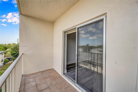 Condo in North Miami Beach, Florida, 1 bedroom  № 1952592 - photo 5