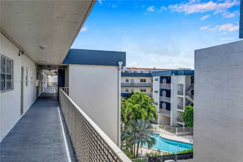 Condo in North Miami Beach, Florida, 1 bedroom  № 1952592 - photo 24
