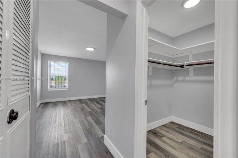 Condo in North Miami Beach, Florida, 1 bedroom  № 1952592 - photo 12