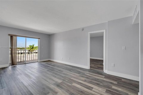 Condo in North Miami Beach, Florida, 1 bedroom  № 1952592 - photo 1