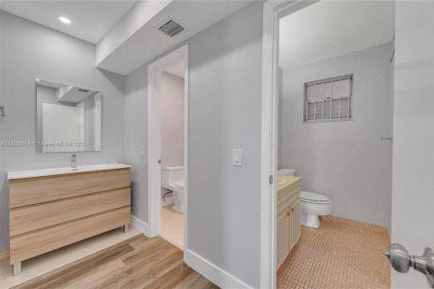 Condo in North Miami Beach, Florida, 1 bedroom  № 1952592 - photo 15