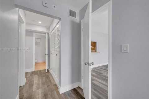 Condo in North Miami Beach, Florida, 1 bedroom  № 1952592 - photo 11