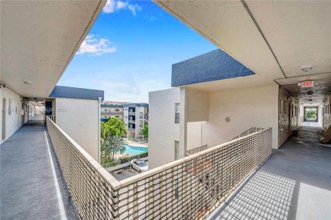 Condo in North Miami Beach, Florida, 1 bedroom  № 1952592 - photo 26