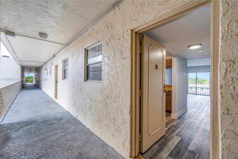 Condo in North Miami Beach, Florida, 1 bedroom  № 1952592 - photo 23