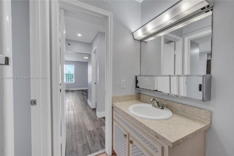 Condo in North Miami Beach, Florida, 1 bedroom  № 1952592 - photo 17