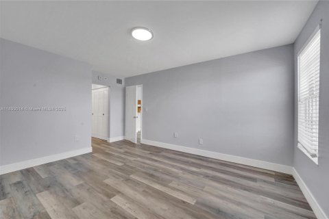 Condo in North Miami Beach, Florida, 1 bedroom  № 1952592 - photo 10