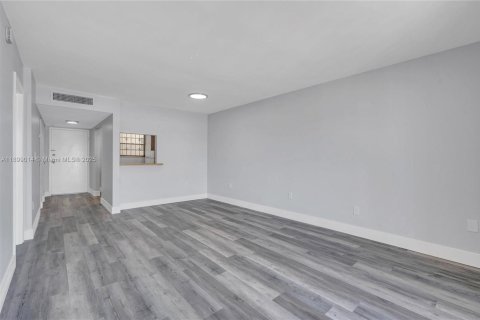 Condo in North Miami Beach, Florida, 1 bedroom  № 1952592 - photo 2