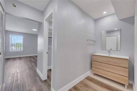 Condo in North Miami Beach, Florida, 1 bedroom  № 1952592 - photo 14